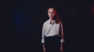 Арина Саплина читает стихотворение Роберта Рождественского «210 шагов»