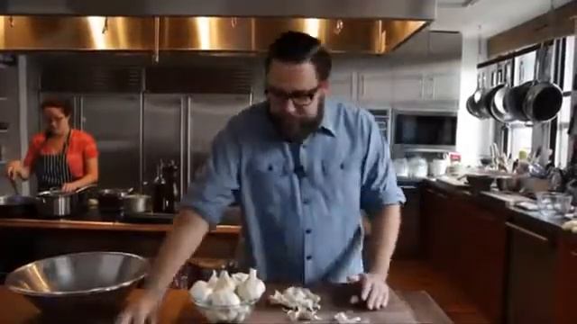 КАК ПОЧИСТИТЬ ЧЕСНОК ЗА 10 СЕКУНД mp4 Low смотреть онлайн