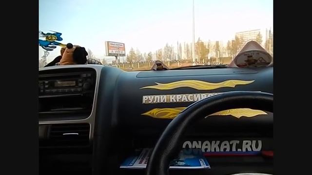 Первые уроки вождения с пожилым водителем. Вращение руля и работа с педалями.