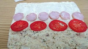 Рулет из лаваша с колбасой, сыром и помидорами