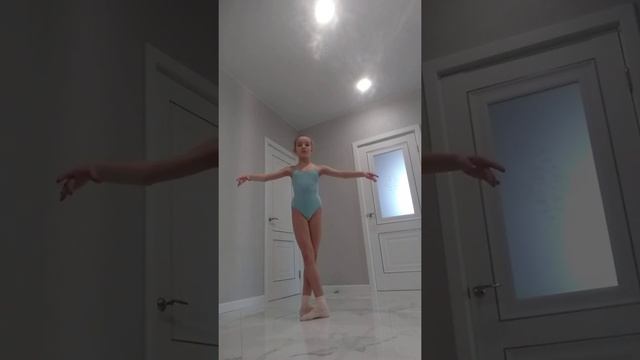 Battement tendu с левой ноги 2 урок - середина смотреть онлайн