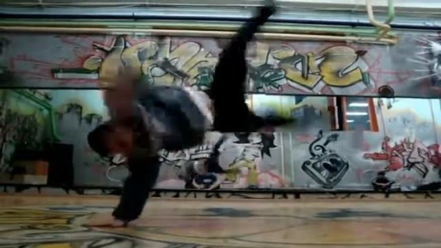 Твист со стойки на руках смотреть онлайн