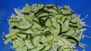 Овощной салат с копченой колбасой