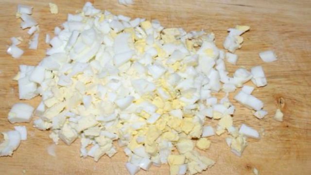 Слоеный рыбный салат