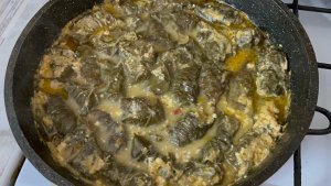 Накрутить долму ! Поболтать и по петь когда кулинарный урок прет !