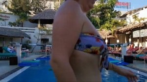 Бои подушками в бассейне - Россия против Великобритании