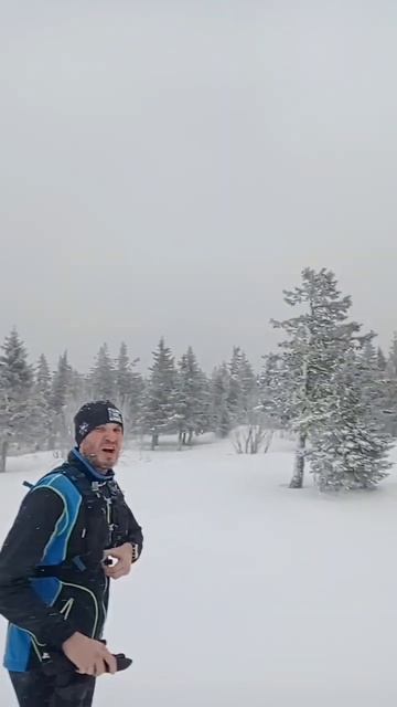 Прибежали к красавцу Откликному, чрезвычайно красивый хребет. Дальше круглица, тропы для слабаков 😁 смотреть онлайн