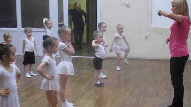 MVI 3658 Показательные выступления Ванечки на танцах!--2 смотреть онлайн