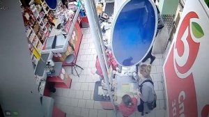 Воры ЗАЛАМЫВАЮТ КУПЮРЫ В МАГАЗИНЕ