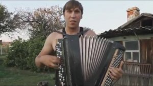 Деревенский парень , паёт под баян песню гр Ленинград