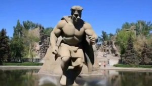Скульптура «Стоять насмерть!» находится на Площади Стоявших насмерть на Мамаевом кургане.