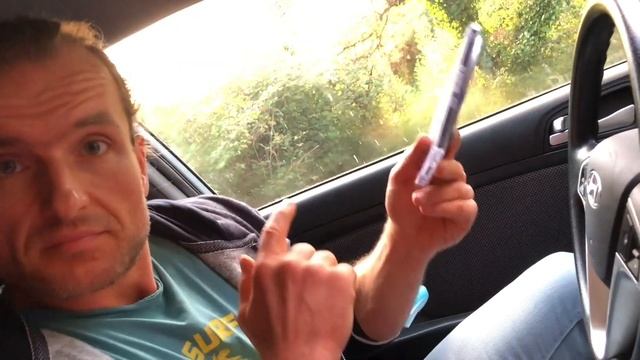 МС Деловои слушает диск DJ Krypton Один