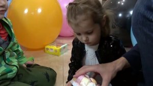 Торт у Макса и Кати в гигантских шарах Ищем и пробуем желейные большие сладости