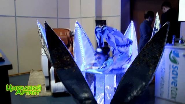 Девушка каучук в зеркальном цветке на XXI Всероссийском съезде фитнес индустрии