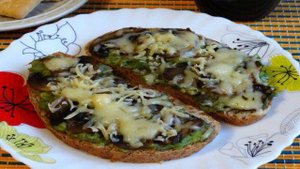 Горячие тосты с авокадо и шампиньонами