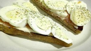 Тосты с семгой и яйцами