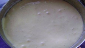 Бисквитный торт с бананами и клубникой