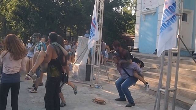 Фестиваль красок "Сделаем мир добрее" смотреть онлайн