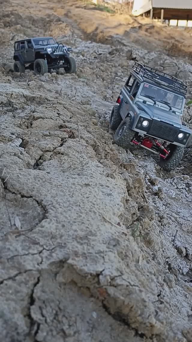 Медленно ползём на mn99s и mn128 #rc #rccar #crawler #4x4rc #scale #mn99s #mn128 #mnmodel