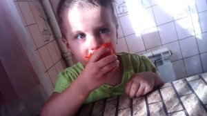 Ребёнок спит за столом