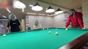 ХАЗЯЕВА ИГРАЮТ С ДЕДОМ ПАРАДЕЕВИЧА В БИЛЬЯРД