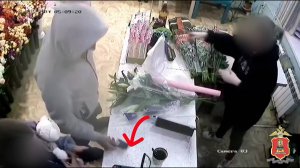 В Кимрах джентльмен купил цветы и угощение для дамы, но есть нюанс - оплатил чужой картой