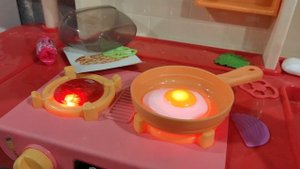 готовим из игрушечных продуктов на детской кухне