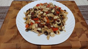 Жареный кальмар с овощами и фасолью.