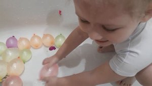 Шарики с водой.Разноцветные шарики с водой.Милана лопает шарики с водой.