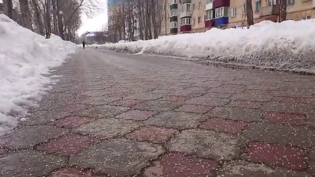 С неба в Южно-Сахалинске посыпался "пенопласт" смотреть онлайн