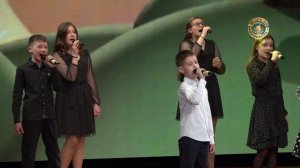 Народная вокальная студия «Вероника»  МБУК ДК "Меридиан", поют дети.