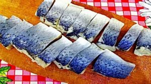 Сельдь маринованная с уксусом маслом и луком