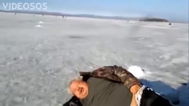 Пьяный мужик на льду смотреть онлайн