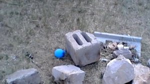 Взрываем с подругой шарик с водой