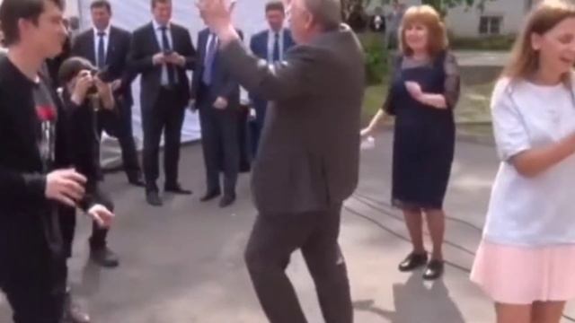 Жириновский танцует под ахтунг мем из тик тока смотреть онлайн