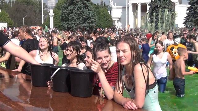 Водная битва в фонтане на ВВЦ 8 06 2013 смотреть онлайн