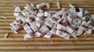 Оливье с куриными бедрами и малосольными огурцами