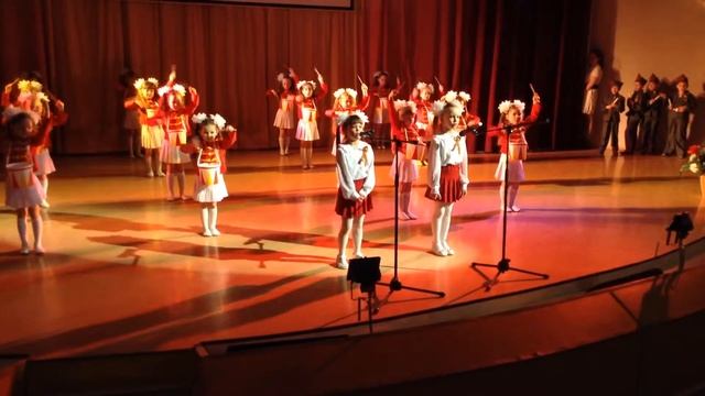 Прикольно поет. 7 лет. Ни куда не ходит, а так поет! смотреть онлайн