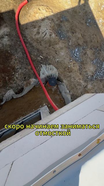 Как мы устраиваем временный сток воды с кровли дома до монтажа водосточки