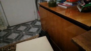 мужик ворвался в хату и сел на бутылку