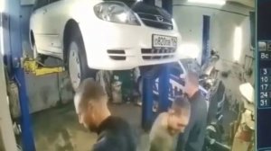 Что-то пошло не так при поднятии машины на подъемнике