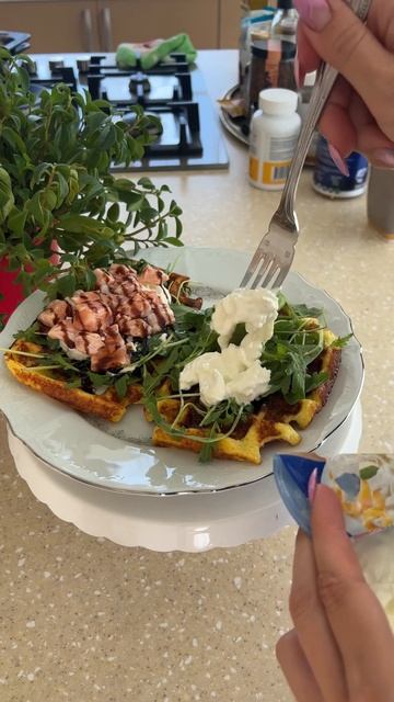 Лосось со страчителлой на вафлях из цукини) Инст britanka_new) смотреть онлайн