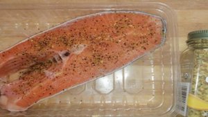 Стейк форели на сковороде