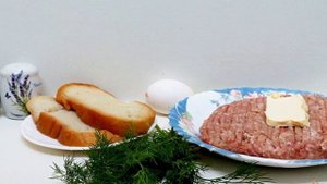 Домашние свиные котлеты с маслом и укропом