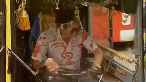 "Маски-шоу" в троллейбусе. Комедия