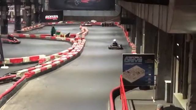 Тренировка гонщицы на Forza Картинг
