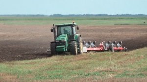John Deere 8310R на пахоте