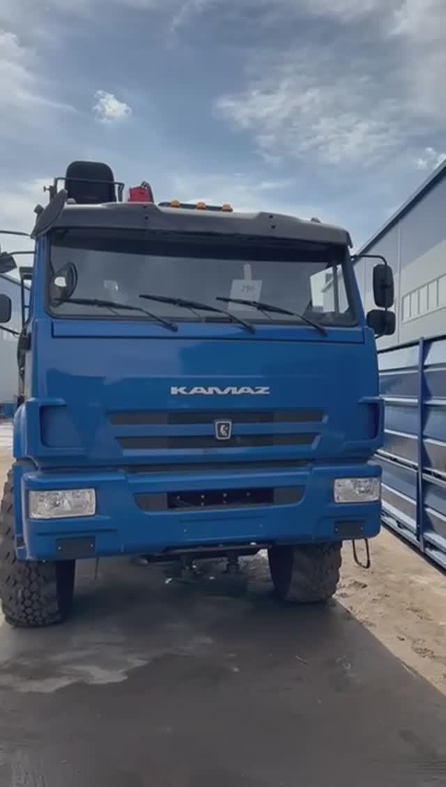 НОВИНКА! Седельный тягач КАМАЗ 43118 с КМУ и буром + дополнительные опоры под кабиной... смотреть онлайн