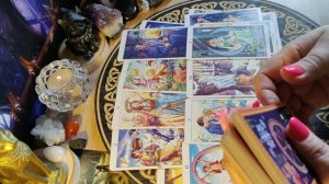 Хочет ли он быть рядом с Вами 🔮 таро расклад