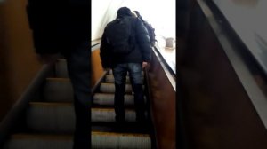 Танцует на эскалаторе в метро. Танец. Зажигает.  Весело. Ржака. Прикол. Смеяка.